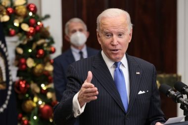 Ông Biden lên tiếng về Omicron, nhiều hãng gia nhập cuộc đua vắc xin mới