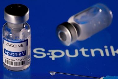 Ông Putin ca ngợi khả năng của Sputnik V, CDC Mỹ khuyến khích tiêm Pfizer