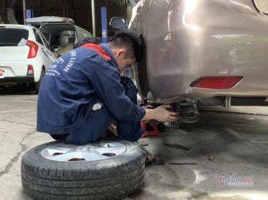 Gara ô tô sáng đèn đến nửa đêm phục vụ “thượng đế” ngày cận Tết