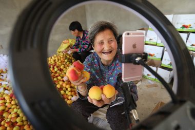 Nông dân Trung Quốc thoát nghèo nhờ thương mại điện tử