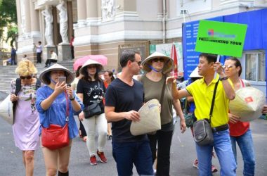 Cần hàng trăm nhân viên tuyển không được, giám đốc lăn ra bán hàng