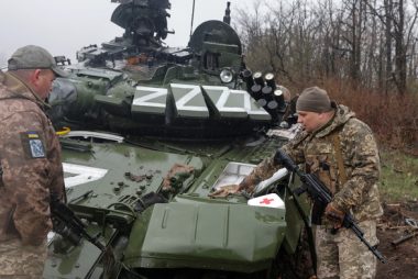 ĐỌC NHANH 14-4: Mỹ lại viện trợ thêm vũ khí trị giá 800 triệu USD cho Ukraine - Ảnh 1.