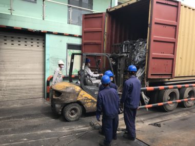 Mỗi ngày chỉ tiêu hủy được 1 container, mất 1 năm mới hủy xong 348 container tồn đọng - Ảnh 2.