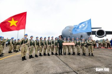 Chủ tịch nước, Bộ trưởng Bộ Quốc phòng ra sân bay tiễn chiến sĩ mũ nồi xanh đi làm nhiệm vụ - Ảnh 7.