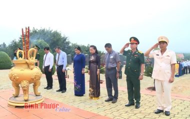 Lãnh đạo tỉnh Bình Phước viếng nghĩa trang liệt sĩ nhân kỷ niệm 47 năm Ngày giải phóng miền Nam