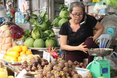 Lễ Phật đản: Hoa trái dồi dào, giá bán ổn định, nhiều nơi giảm - Ảnh 3.