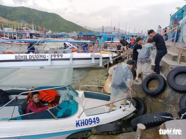 Du khách đến Nha Trang không đông như kỳ vọng, tour đi đảo ế vì mưa - Ảnh 2.