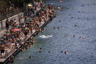 Dân châu Âu đổ xô đi bơi vì nắng nóng trên 40 độ C - Ảnh 1.
