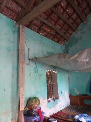 Thương bé trai gào khóc xin cứu bố nặng 28kg tai biến trong căn nhà sắp sập - 5
