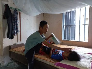 Thương bé trai gào khóc xin cứu bố nặng 28kg tai biến trong căn nhà sắp sập - 1