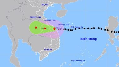 TRỰC TIẾP: Bão Noru càn quét miền Trung thổi bay nóc nhà, suy yếu thành áp thấp nhiệt đới  3