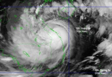 TRỰC TIẾP: Bão Noru càn quét miền Trung thổi bay nóc nhà, suy yếu thành áp thấp nhiệt đới  4