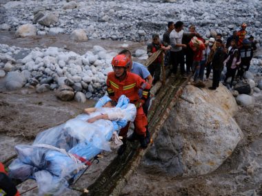 Số người chết do động đất ở Tứ Xuyên đã lên tới 65, 200 người còn mắc kẹt - Ảnh 1.