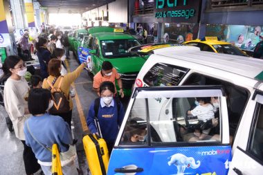 Đau đầu với taxi trá hình chặt chém khách - Ảnh 2.