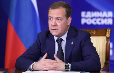Ông Medvedev: Phương Tây ngày càng mệt mỏi với ông Zelensky - Ảnh 1.