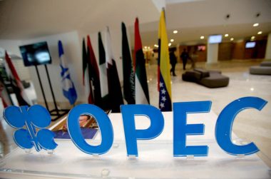 Saudi Arabia và OPEC thảo luận về tăng sản lượng dầu, giảm căng thẳng với Mỹ - Ảnh 1.