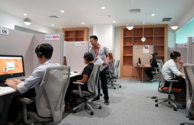 Xếp hàng dài chờ thi IELTS - Ảnh 1.