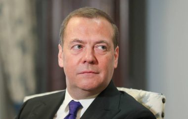 Ông Medvedev: Nga đẩy mạnh sản xuất vũ khí hủy diệt mạnh nhất chống phương Tây - Ảnh 1.