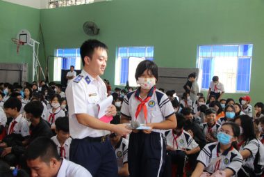 ‘Có học bổng này con sẽ mang về đưa cho ba mua tập sách và đồ Tết’ - Ảnh 3.