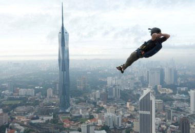 Tại thủ đô Kuala Lumpur ngày 3-2 vừa khai mạc cuộc thi thể thao mạo hiểm: nhảy dù từ tháp Kuala Lumpur, tháp truyền hình cao nhất thế giới của Malaysia. Trong ảnh, một vận động viên đang “tạo dáng” như đang nằm vắt chân, ngửa cổ ngắm trời mây - Ảnh: REUTERS