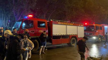 Cháy chung cư Linh Đàm, cảnh sát hướng dẫn hàng trăm người thoát nạn 1