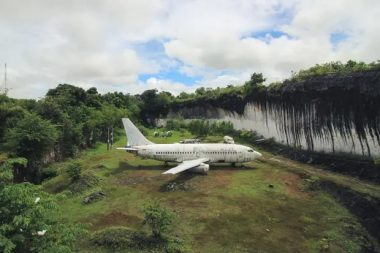 Máy bay hết đát được tân trang thành biệt thự tựa vách núi, giá thuê 170 triệu đồng/ngày nhưng nhìn thôi đã mê - Ảnh 7.