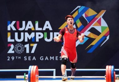 SEA Games 32 sẽ có sự trở lại của nữ hoàng tốc độ Lê Tú Chinh (phải) và lực sĩ Trịnh Văn Vinh - Ảnh: MINH ĐỨC - HUY ĐĂNG