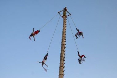 Đây là màn biểu diễn của những thành viên trong nhóm Doncellas del viento (Những quý cô của gió) trong phần nhảy múa có tên Nghi lễ của cột bay tại trung tâm văn hóa Los Pinos ở thủ đô Mexico City, Mexico ngày 10-3 - Ảnh: REUTERS