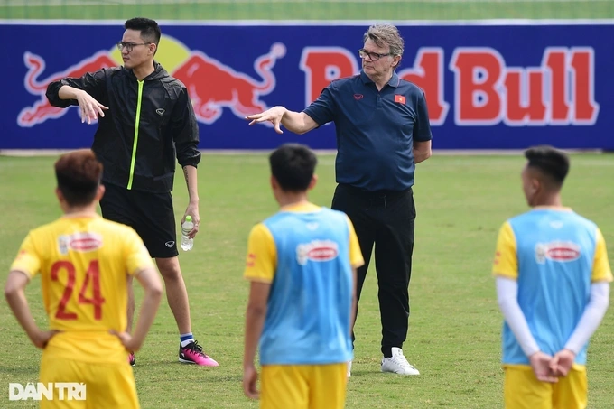 HLV Philippe Troussier gạch tên 13 cầu thủ U23 Việt Nam - 1