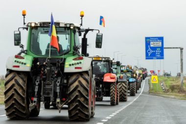 EU đề xuất hỗ trợ 100 triệu euro cho nông dân 5 nước, mở lối cho ngũ cốc Ukraine - Ảnh 1.