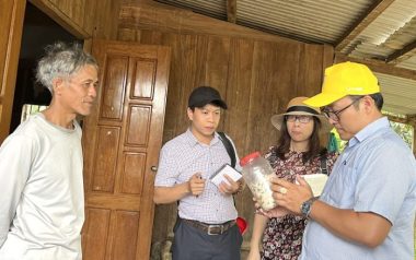 Đoàn công tác của Viện Pasteur Nha Trang cũng tiến hành truy vết và lấy mẫu cá muối ủ chua ở huyện Phước Sơn - Ảnh: V.Đ.