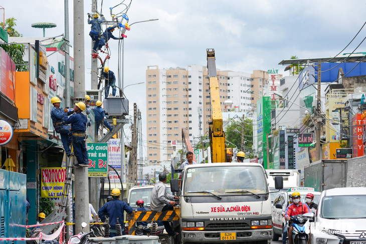 Nhằm ổn định nguồn điện trong sinh hoạt, sản xuất điện lực TP.HCM tăng cường đầu tư nâng cấp hệ thống điện trên đường Lạc Long Quân (quận 11)  - Ảnh: HỮU HẠNH