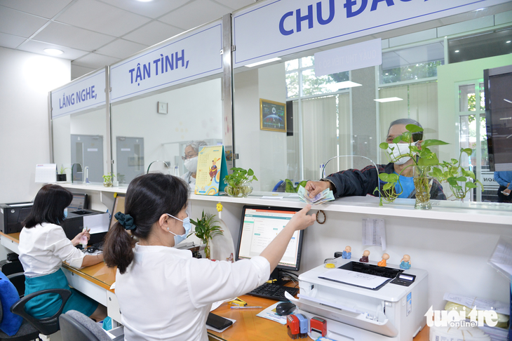 Người dân đóng tiền điện tại Điện lực Sài Gòn - Ảnh: TỰ TRUNG