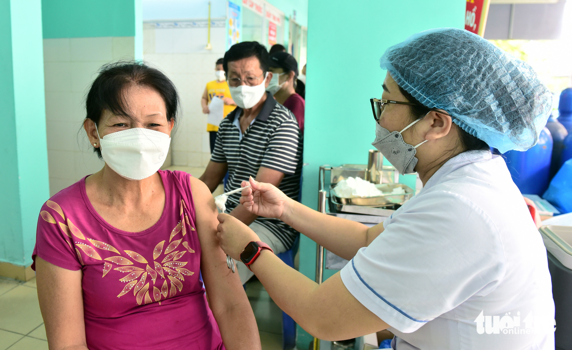 Tiêm vắc xin ngừa COVID-19 cho người dân phường 11, quận Bình Thạnh, TP.HCM - Ảnh: DUYÊN PHAN