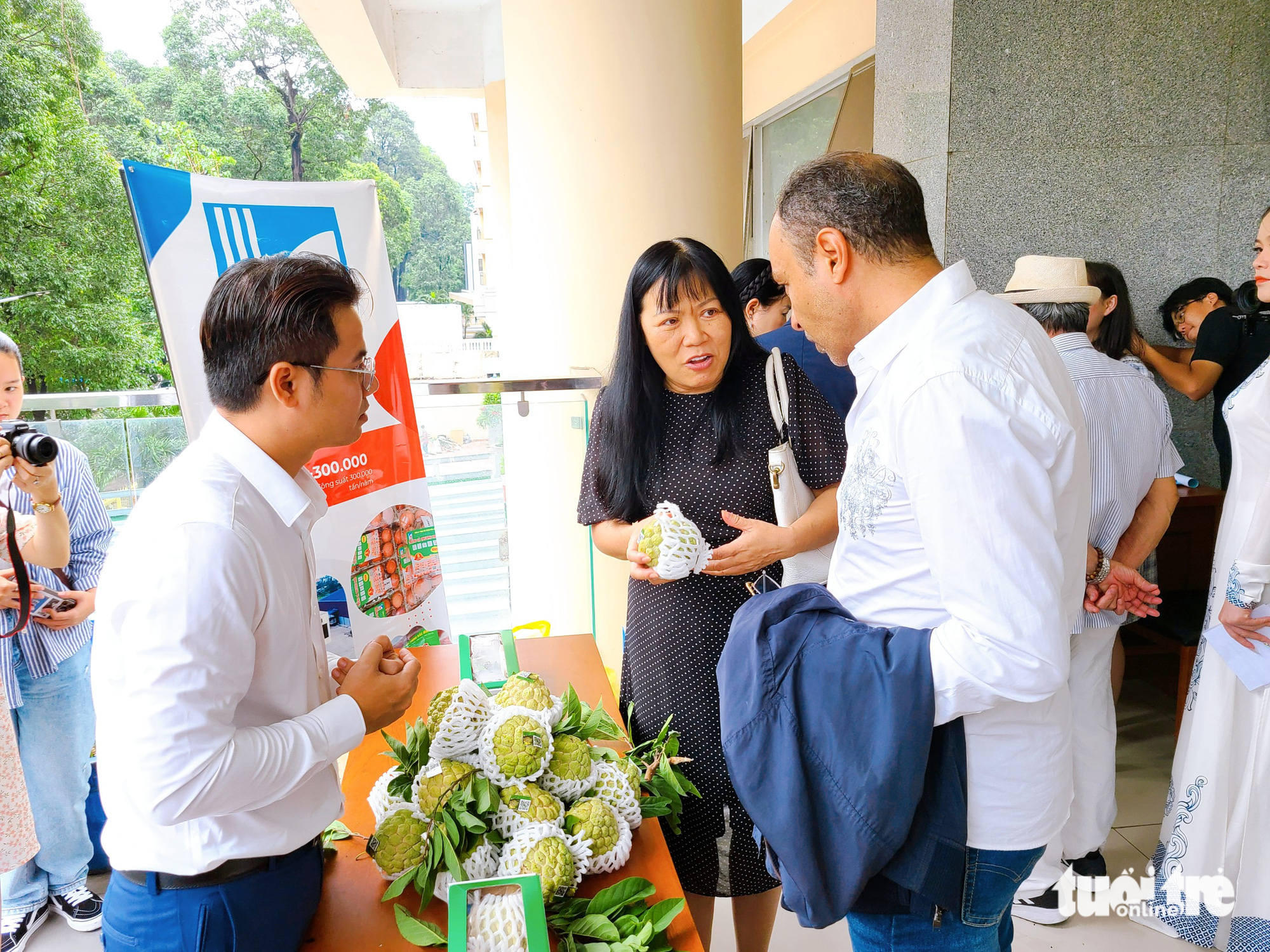 Khách hàng tham quan đông đúc tại gian hàng mãng cầu sạch nằm trong khuôn khổ chương trình &quot;Giới thiệu sản phẩm nông sản sạch cho kênh bán sỉ&quot; - Ảnh: NHẬT XUÂN