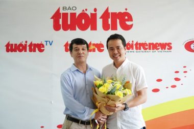 Bác sĩ Thân Mạnh Hùng (phải) - phó trưởng khoa cấp cứu, Bệnh viện Bệnh nhiệt đới trung ương - đến dự buổi tư vấn trực tuyến ngày 5-5 - Ảnh: NGUYỄN HIỀN