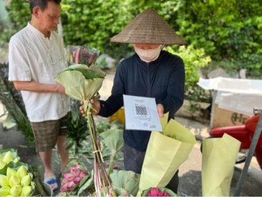 3.000 đồng cũng chuyển khoản, cả khu chợ thanh toán không tiền mặt - Ảnh 2. 3.000 đồng cũng chuyển khoản, cả khu chợ thanh toán không tiền mặt - Ảnh 2.