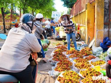 Tết Đoan ngọ: Trái cây giá bình ổn, bánh ú tràn lề đường - Ảnh 4.