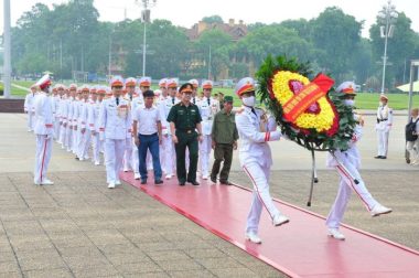 Quân nhân hoàn thành nghĩa vụ quân sự đợt 2 năm 2023 vào Lăng viếng Chủ tịch Hồ Chí Minh.