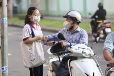 Thí sinh Minh Châu (THPT Trưng Vương, quận 1) được bố động viên bình tĩnh, tự tin để đạt kết quả tốt - Ảnh: PHƯƠNG QUYÊN