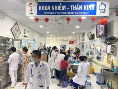 Khoa nhiễm - thần kinh Bệnh viện Nhi đồng 1 (TP.HCM) ngày 18-7 có nhiều trẻ mắc tay chân miệng chờ bác sĩ khám - Ảnh: X.M.