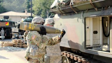 Một binh sĩ lục quân Mỹ chuyển một quả bom chùm vào xe trong đợt huấn luyện ở doanh trại Hovey, Hàn Quốc năm 2016 - Ảnh: Reuters