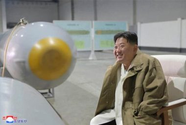 Chủ tịch Kim Jong Un kiểm tra một drone Haeil - Ảnh: KCNA