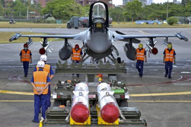 Dàn tên lửa chống hạm Harpoon trước tiêm kích F-16 do Mỹ sản xuất trong biên chế Lực lượng phòng vệ Đài Loan - Ảnh: AFP