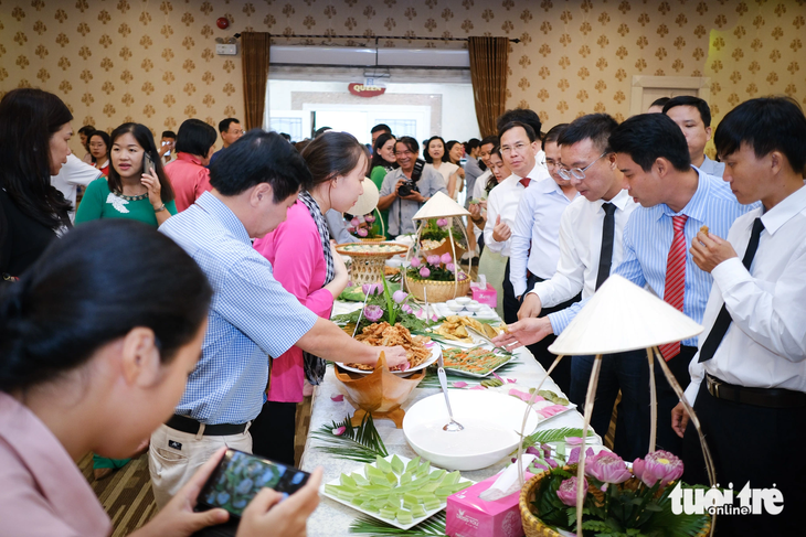 Giới thiệu đặc trưng ẩm thực Đồng Tháp tới đại diện doanh nghiệp và cơ quan quản lý du lịch các tỉnh miền Trung - Ảnh: TẤN LỰC