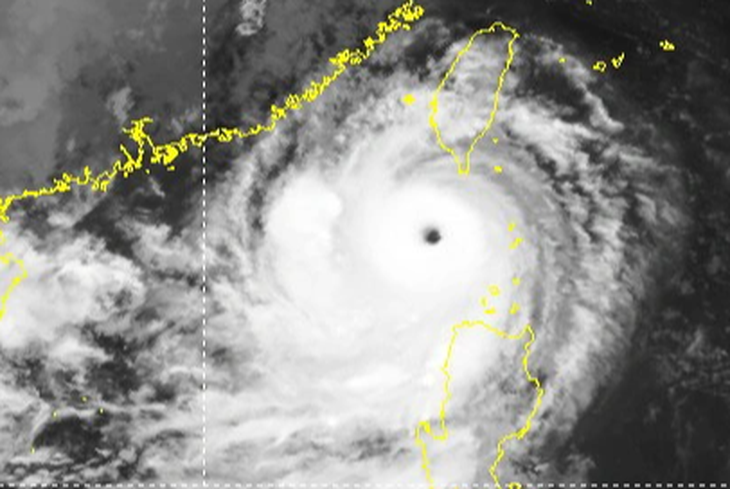 Từ ảnh mây vệ tinh có thể nhìn rõ mắt siêu bão số 3 - Ảnh: NCHMF
