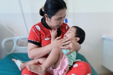 Người mẹ đơn thân cầu xin mọi người cứu con gái nhỏ bị ung thư - 6