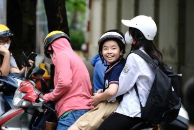 Học sinh Trường tiểu học Ái Mộ A, quận Long Biên, Hà Nội được phụ huynh đón về sau buổi tựu trường 28-8 - Ảnh: NGUYÊN BẢO