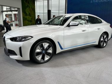 BMW tung xe điện hạng sang, khách hàng thêm phân khúc xe điện để sử dụng - Ảnh: CÔNG TRUNG