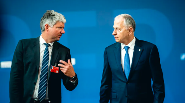 Ông Stian Jenssen (trái), chánh văn phòng của tổng thư ký NATO, trao đổi với Phó tổng thư ký NATO Mircea Geoana trong cuộc họp vào ngày 15-5 năm nay - Ảnh: CNBC/GETTY IMAGES
